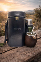 MATERA SIMÍL CUERO PORTA TERMO Y MATE | DISEÑO ELEGANTE AURORA