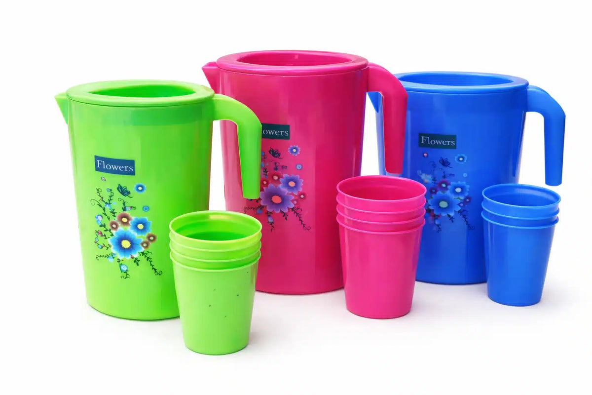 JARRAS PLÁSTICAS CON VASOS | SET LIVIANO VARIOS COLORES 